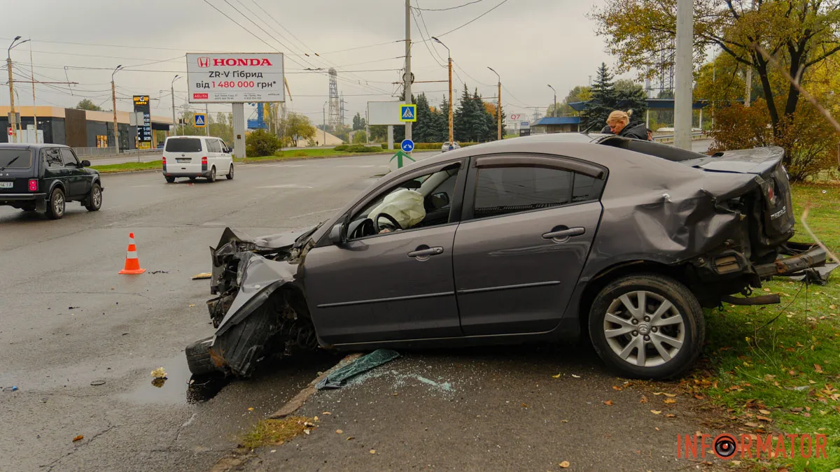У Дніпрі на Набережній Заводській Mazda врізалась у стовп та в'їхала у Ford