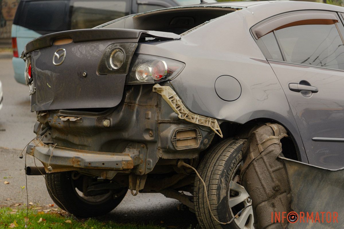 У Дніпрі на Набережній Заводській Mazda врізалась у стовп та в'їхала у Ford 13