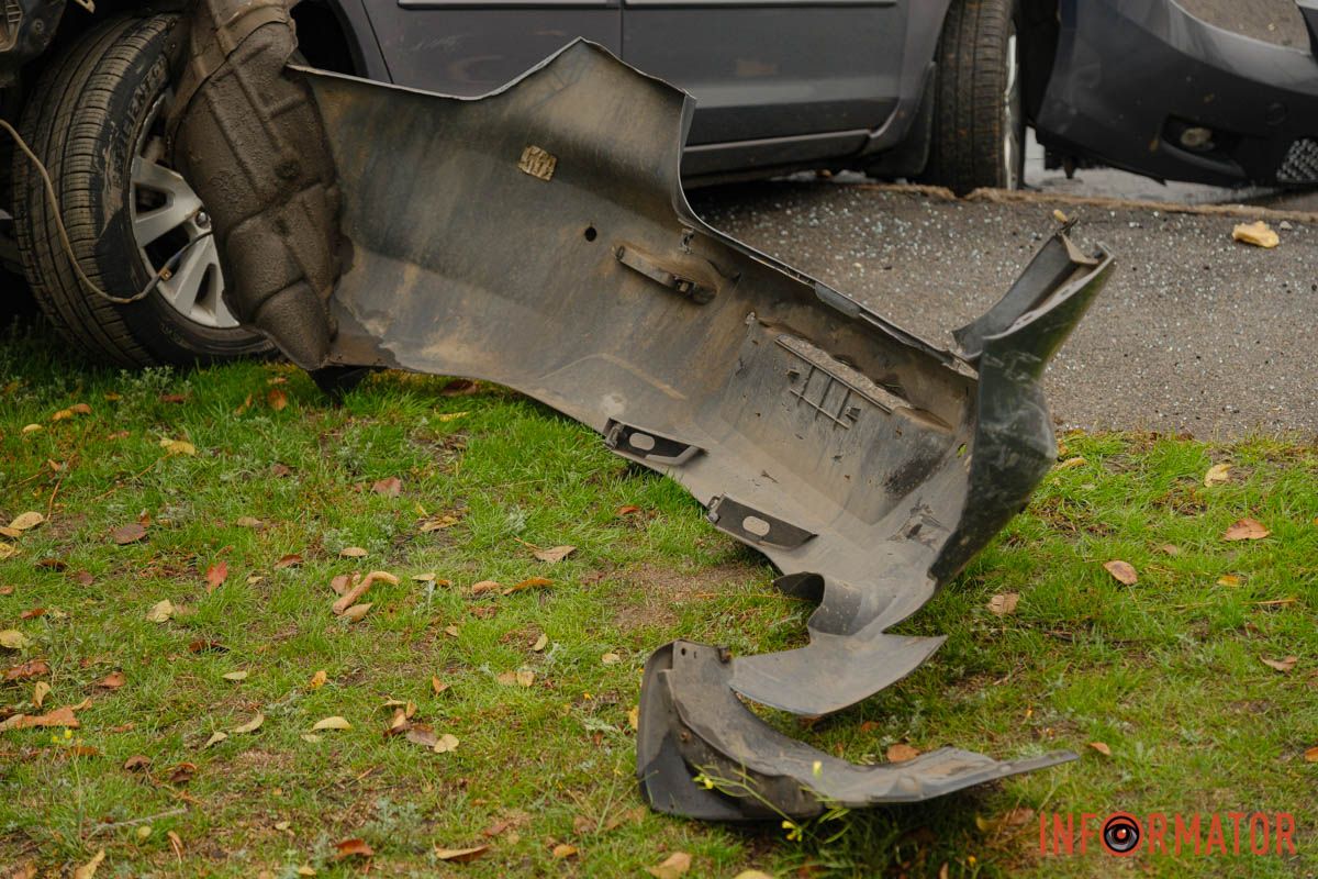 У Дніпрі на Набережній Заводській Mazda врізалась у стовп та в'їхала у Ford 12