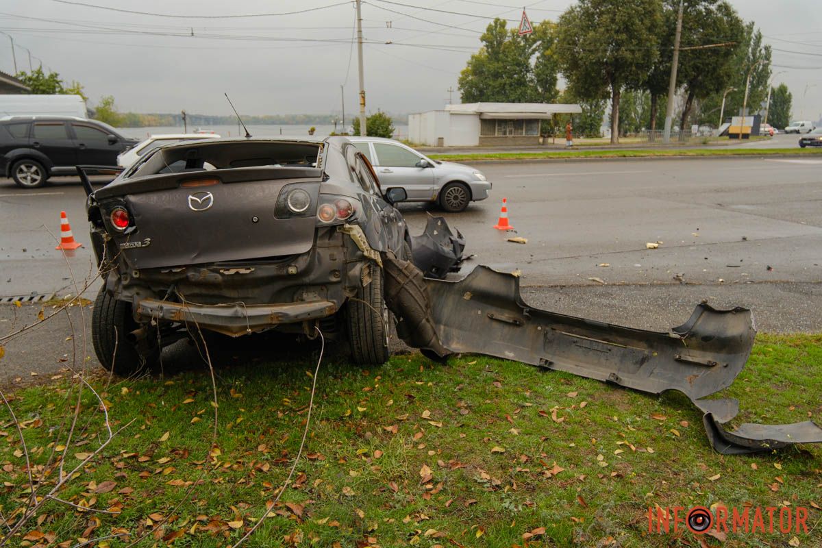 У Дніпрі на Набережній Заводській Mazda врізалась у стовп та в'їхала у Ford 6