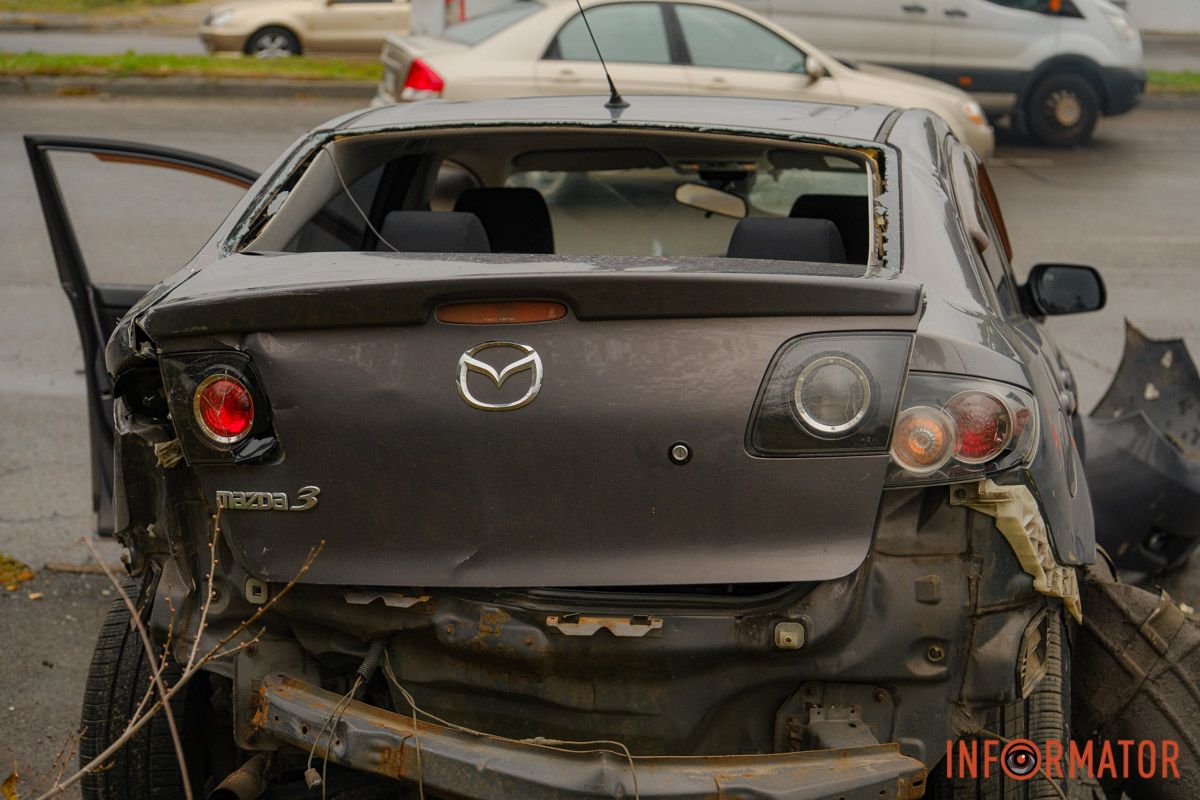 У Дніпрі на Набережній Заводській Mazda врізалась у стовп та в'їхала у Ford 11