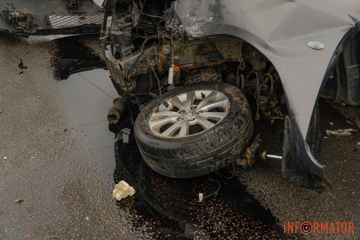 У Дніпрі на Набережній Заводській Mazda врізалась у стовп та в'їхала у Ford 7