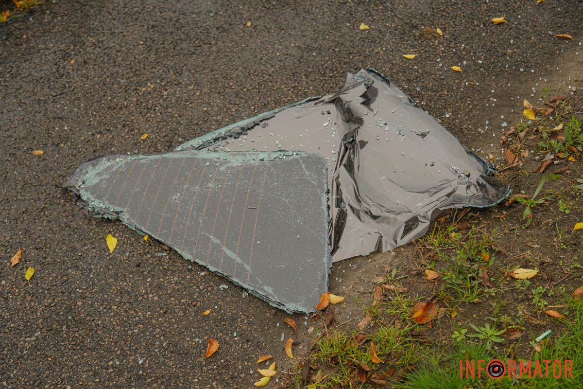 У Дніпрі на Набережній Заводській Mazda врізалась у стовп та в'їхала у Ford 8