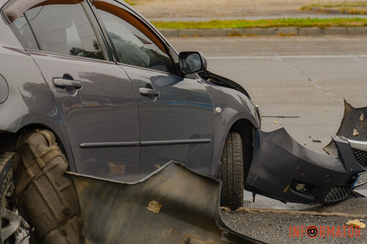 У Дніпрі на Набережній Заводській Mazda врізалась у стовп та в'їхала у Ford 10