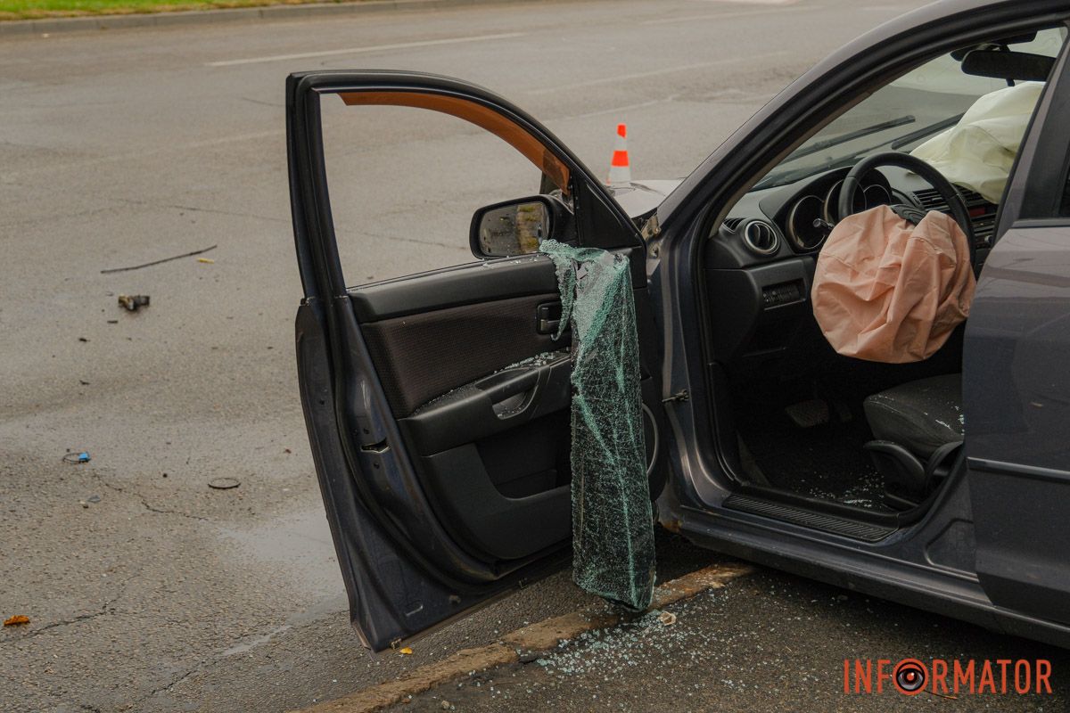 У Дніпрі на Набережній Заводській Mazda врізалась у стовп та в'їхала у Ford 9