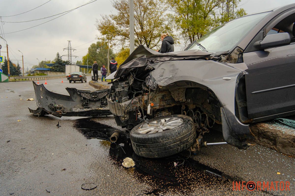 У Дніпрі на Набережній Заводській Mazda врізалась у стовп та в'їхала у Ford 5