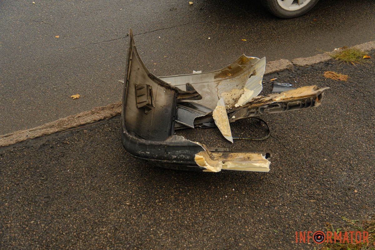 У Дніпрі на Набережній Заводській Mazda врізалась у стовп та в'їхала у Ford 4