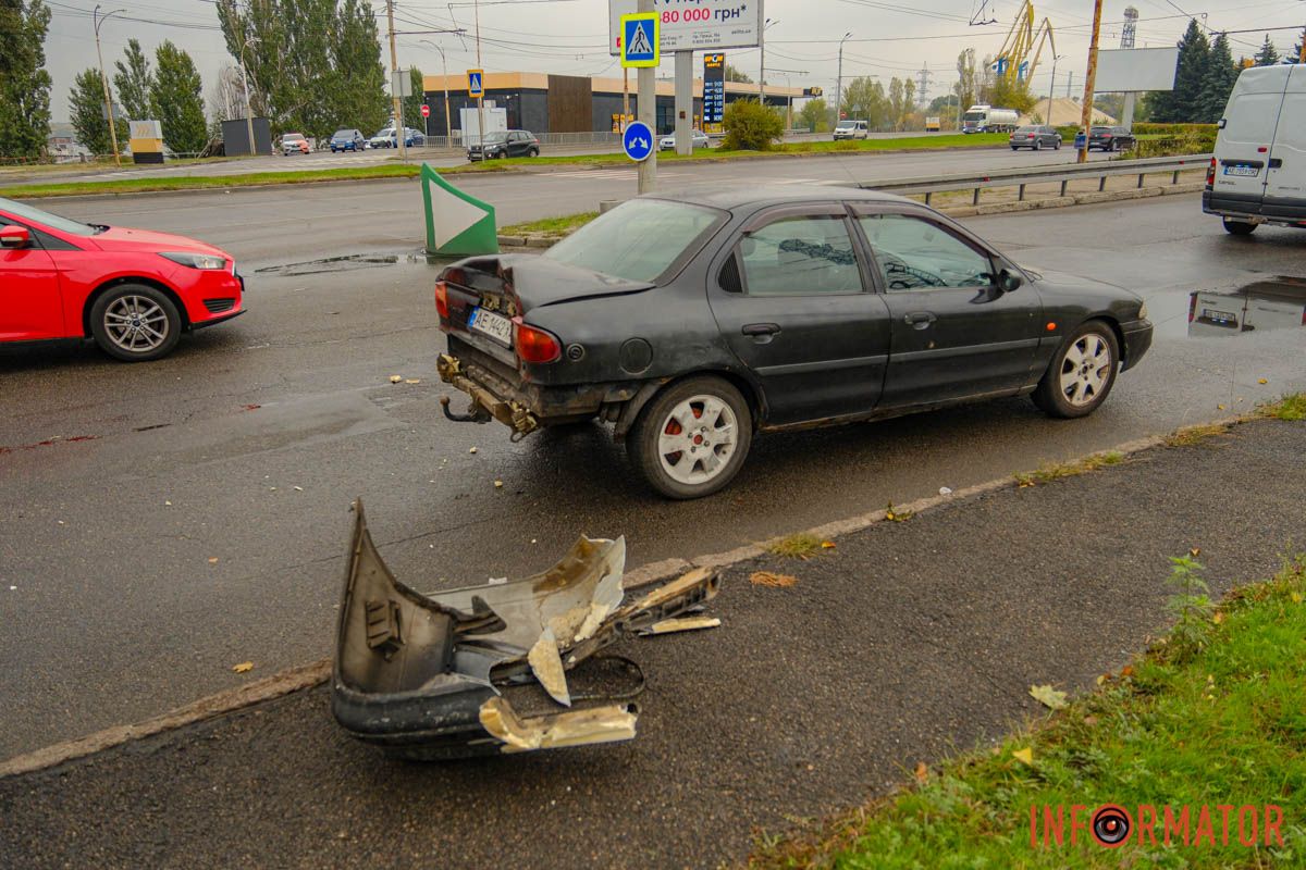 У Дніпрі на Набережній Заводській Mazda врізалась у стовп та в'їхала у Ford 3