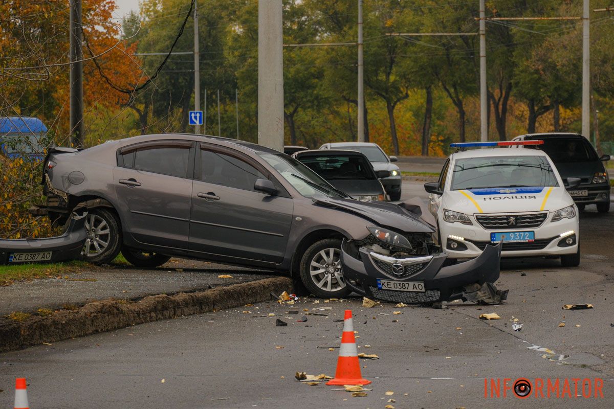 У Дніпрі на Набережній Заводській Mazda врізалась у стовп та в'їхала у Ford 2