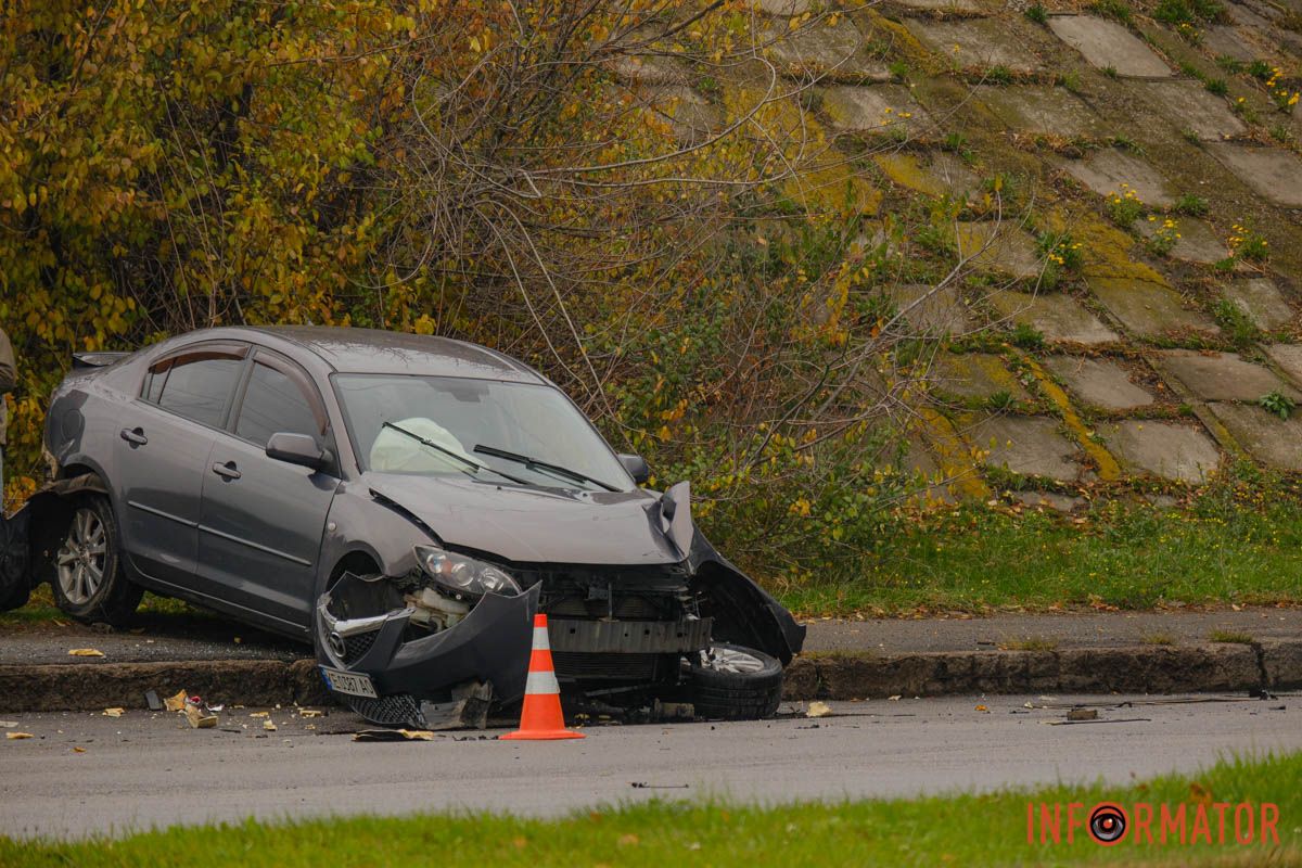 У Дніпрі на Набережній Заводській Mazda врізалась у стовп та в'їхала у Ford 1