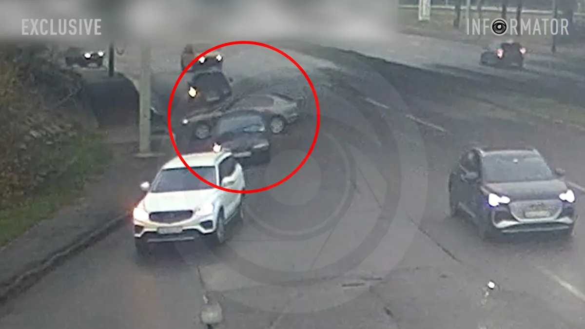 Відео моменту: у Дніпрі на Набережній Заводській Mazda врізалась у стовп та в'їхала у Ford