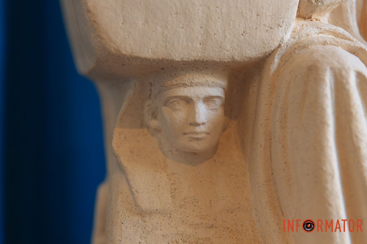 Сфінкс поруч зі філософинею Сфінкс поруч зі філософинею