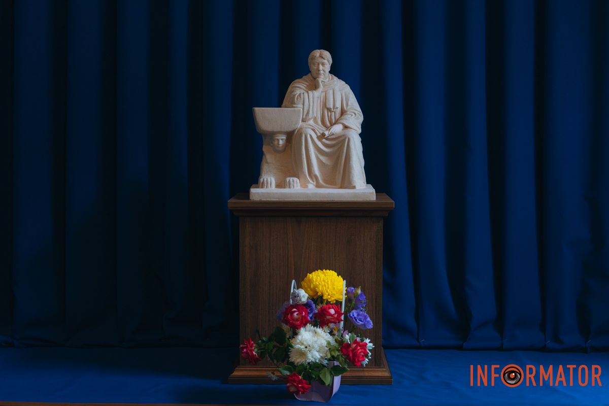 Нова скульптура Олени Блаватської в Музейному центрі Дніпра Нова скульптура Олени Блаватської в Музейному центрі Дніпра