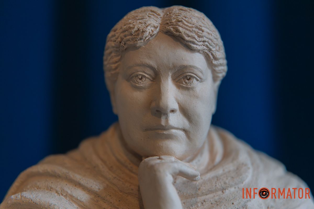 Зустріч минулого і сучасності в образі однієї жінки. Зустріч минулого і сучасності в образі однієї жінки.