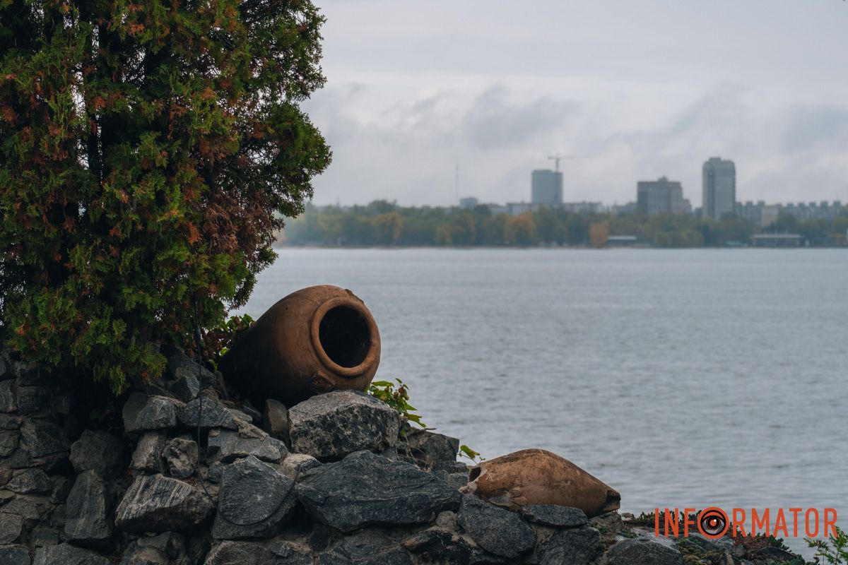 Город надевает облачное настроение, но не теряет тепла