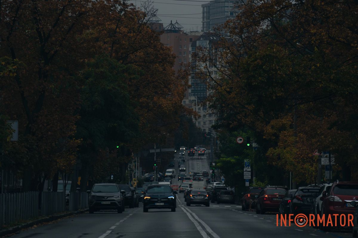 Яркие краски листьев украшают серые улицы