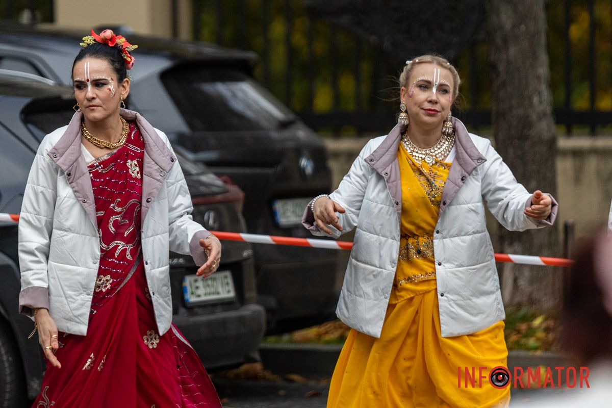 Танцы и пение кришнаитов у парка: в Днепре проходит благотворительный фестиваль «Смак Добра» 2