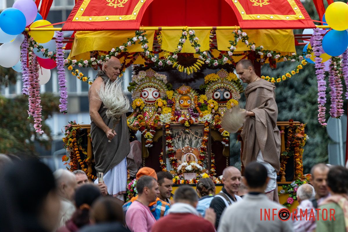 Танцы и пение кришнаитов у парка: в Днепре проходит благотворительный фестиваль «Смак Добра» 3