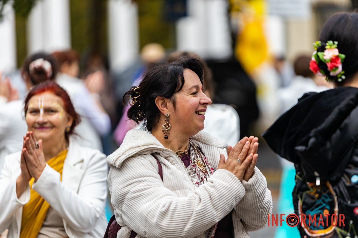 Танцы и пение кришнаитов у парка: в Днепре проходит благотворительный фестиваль «Смак Добра» 4