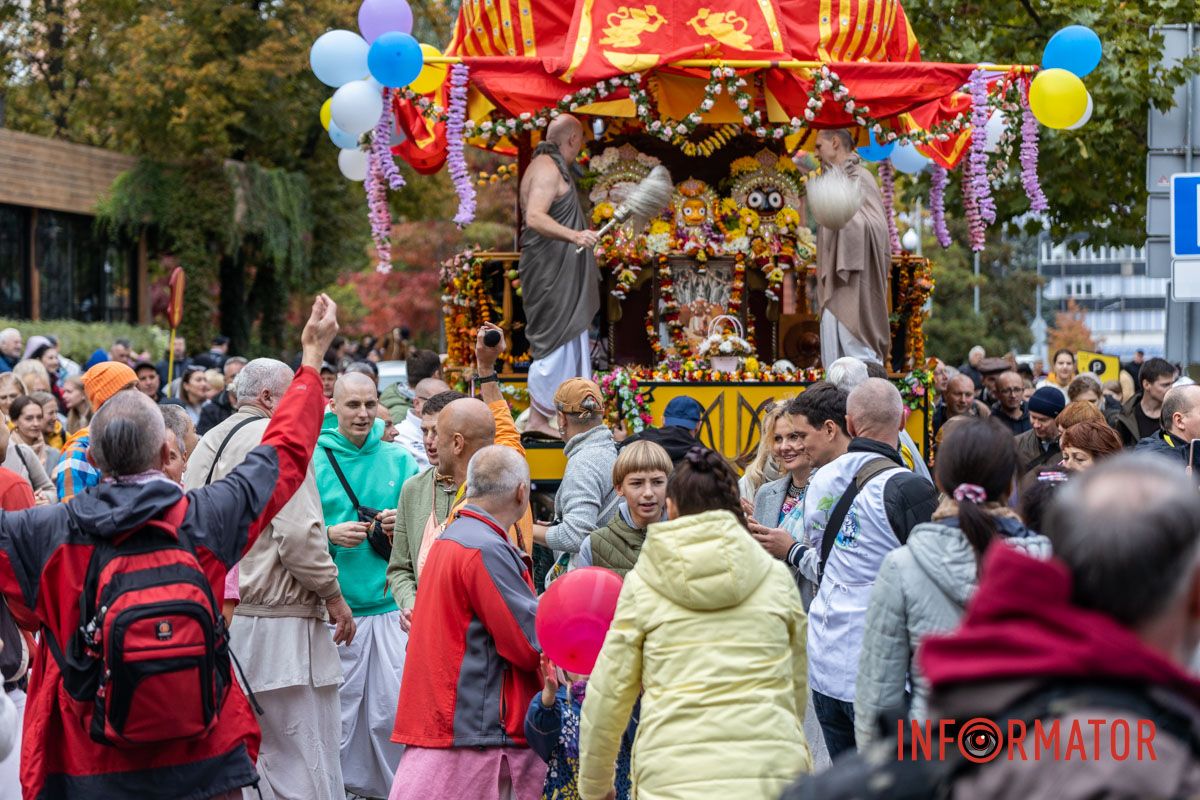 Танцы и пение кришнаитов у парка: в Днепре проходит благотворительный фестиваль «Смак Добра» 5