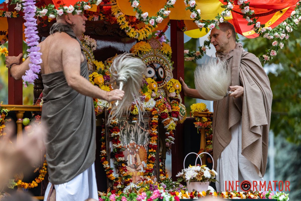 Танцы и пение кришнаитов у парка: в Днепре проходит благотворительный фестиваль «Смак Добра» 6