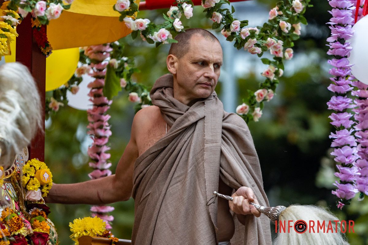 Танцы и пение кришнаитов у парка: в Днепре проходит благотворительный фестиваль «Смак Добра» 7