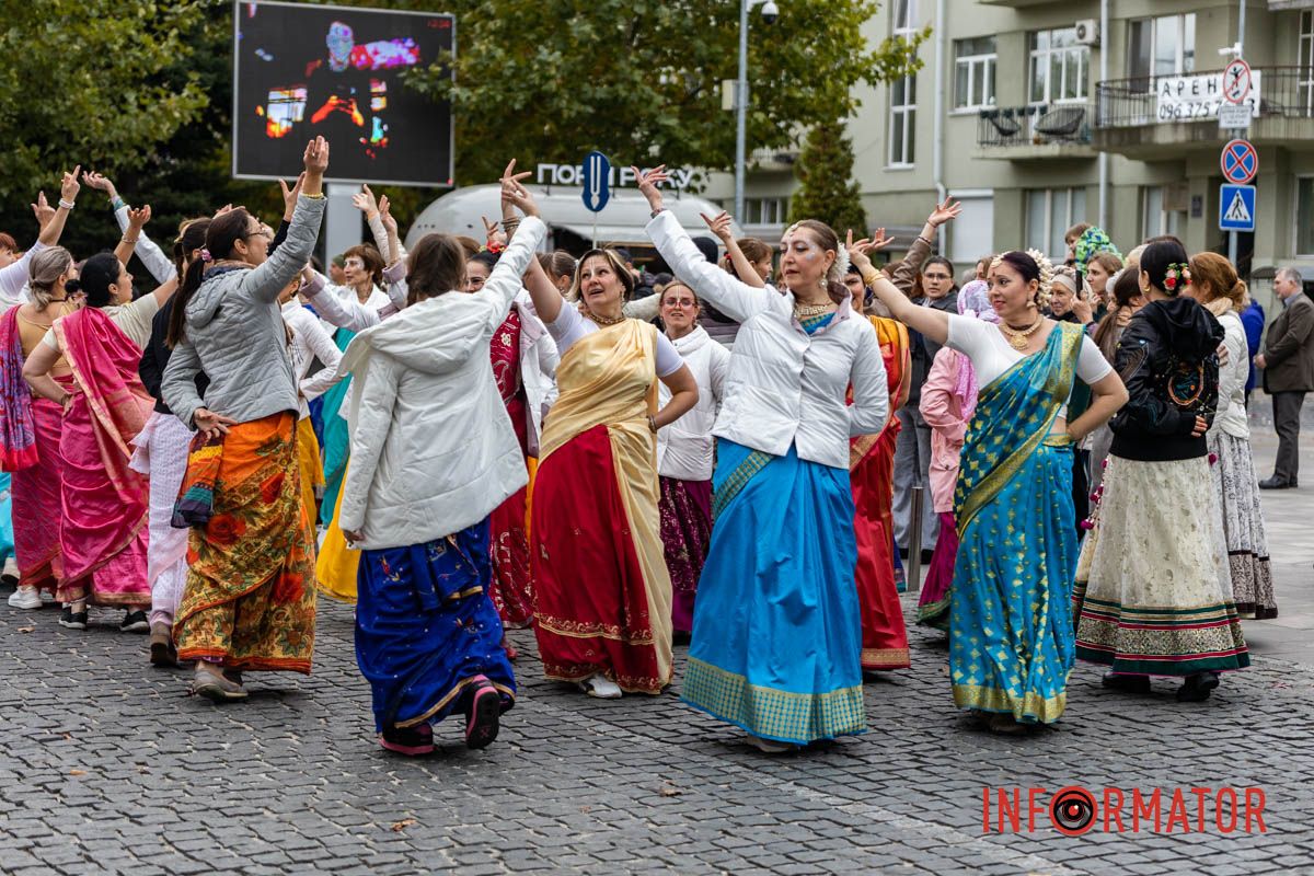 Танцы и пение кришнаитов у парка: в Днепре проходит благотворительный фестиваль «Смак Добра» 10