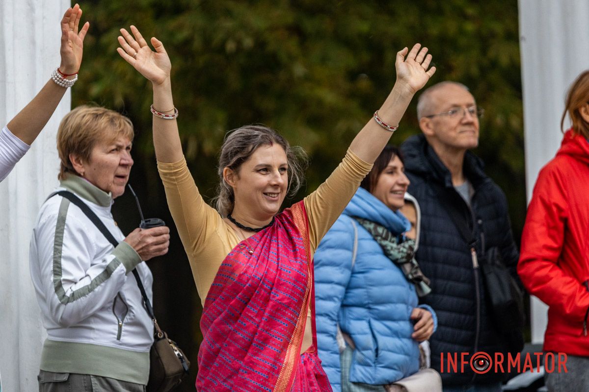 Танцы и пение кришнаитов у парка: в Днепре проходит благотворительный фестиваль «Смак Добра» 15