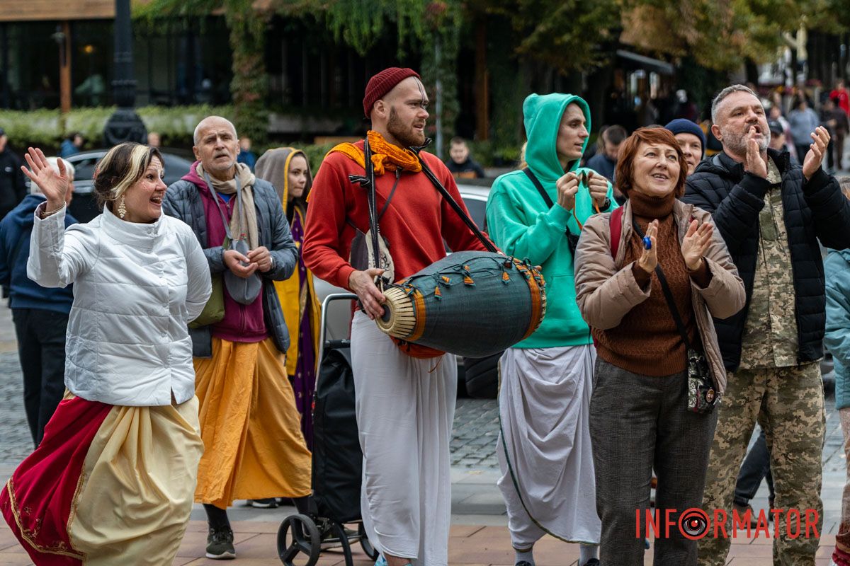 Танцы и пение кришнаитов у парка: в Днепре проходит благотворительный фестиваль «Смак Добра» 20