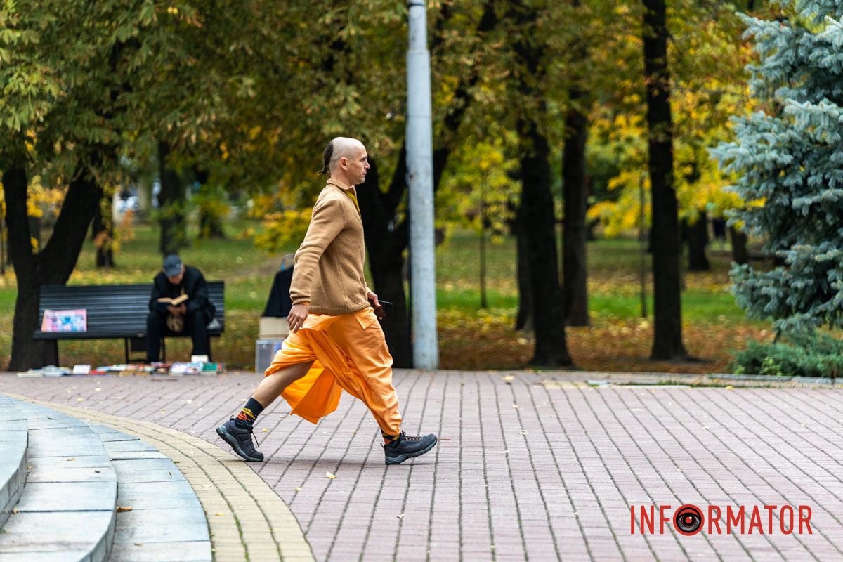 Танцы и пение кришнаитов у парка: в Днепре проходит благотворительный фестиваль «Смак Добра» 21
