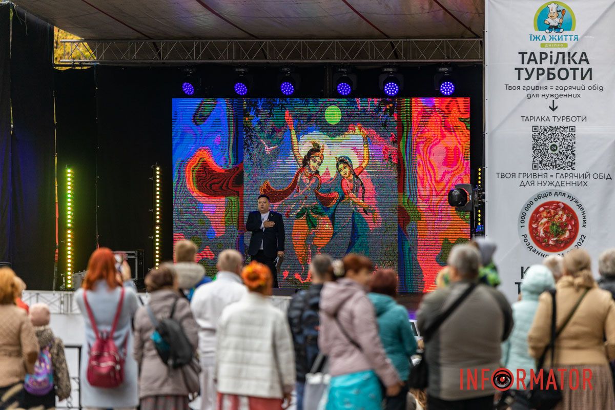 Танцы и пение кришнаитов у парка: в Днепре проходит благотворительный фестиваль «Смак Добра» 22