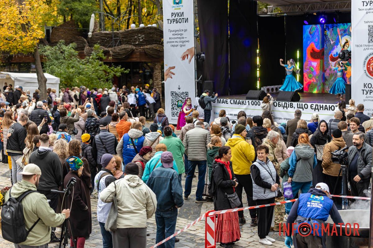 Танцы и пение кришнаитов у парка: в Днепре проходит благотворительный фестиваль «Смак Добра» 23