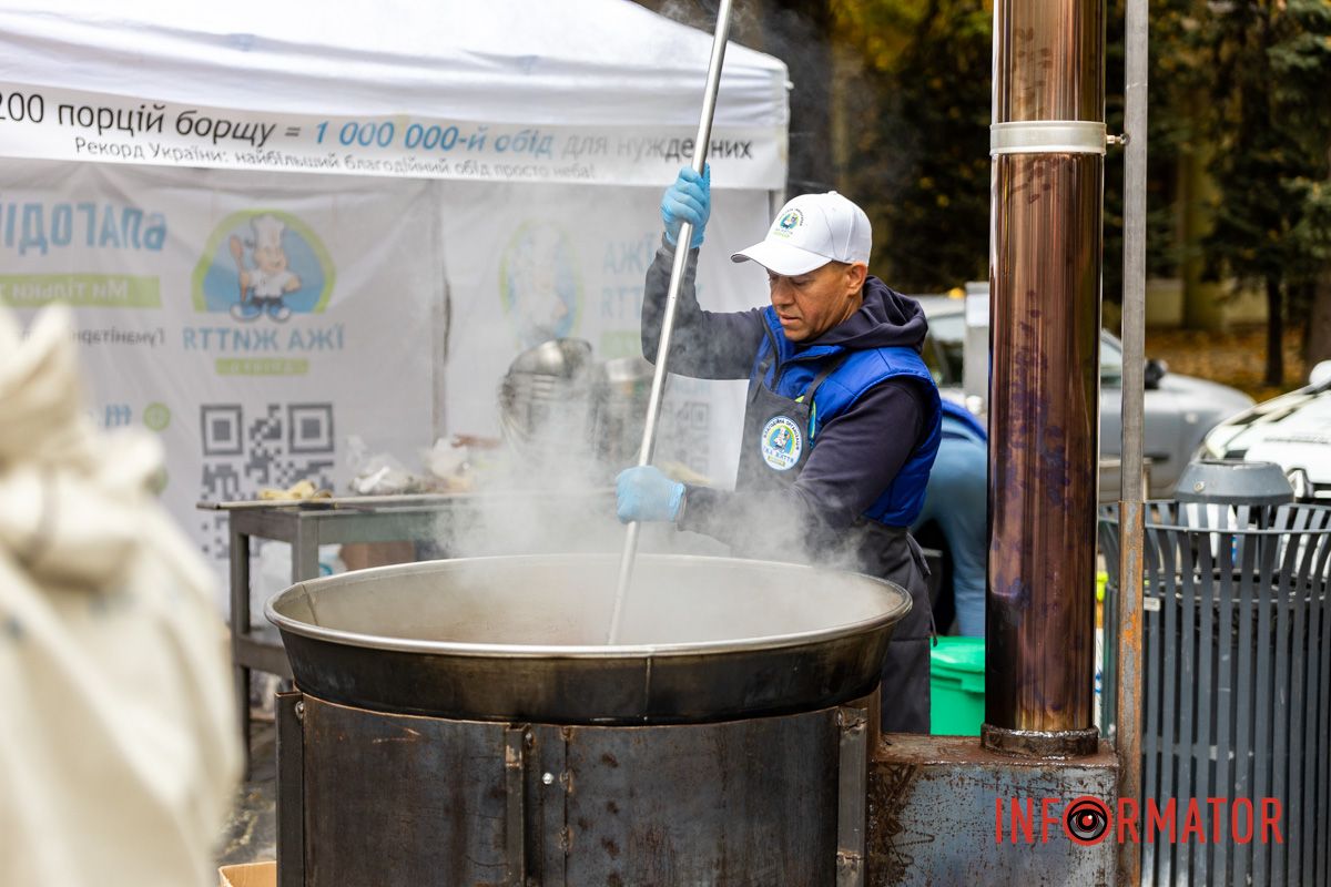 Танцы и пение кришнаитов у парка: в Днепре проходит благотворительный фестиваль «Смак Добра» 24