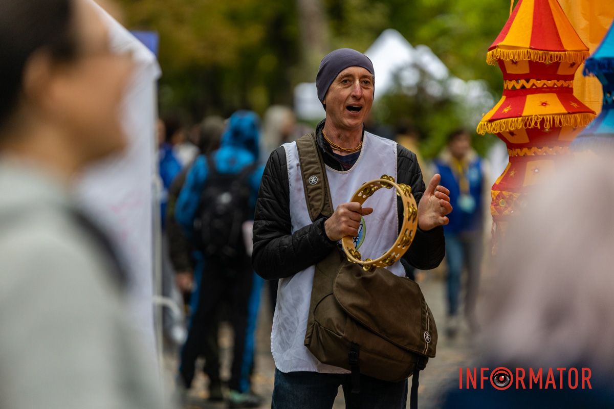 Танцы и пение кришнаитов у парка: в Днепре проходит благотворительный фестиваль «Смак Добра» 29