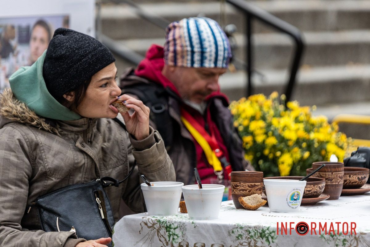 С борщом обязательно хлеб