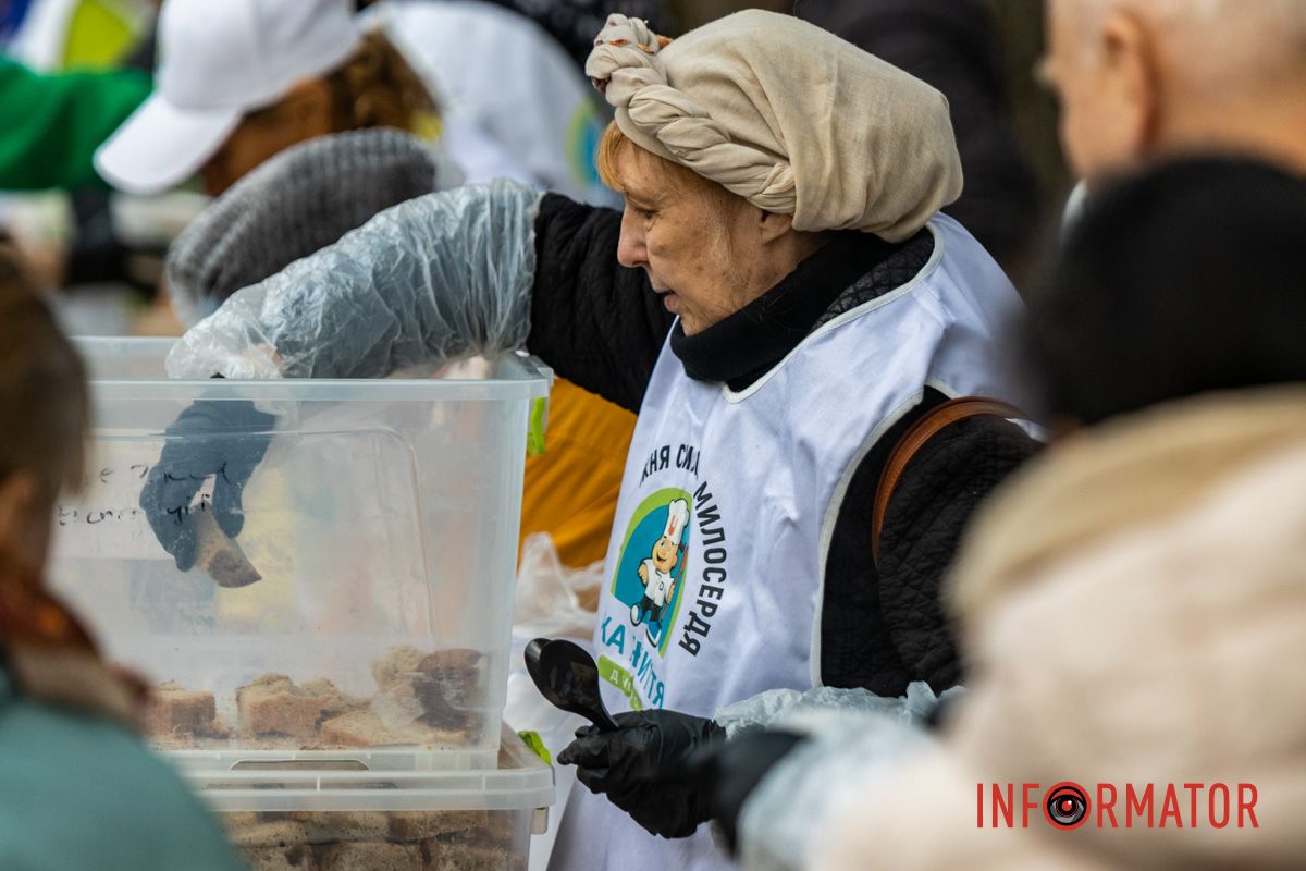 В Днепре в парке Шевченко установили рекорд Украины: наварили под открытым небом более 320 литров борща 18