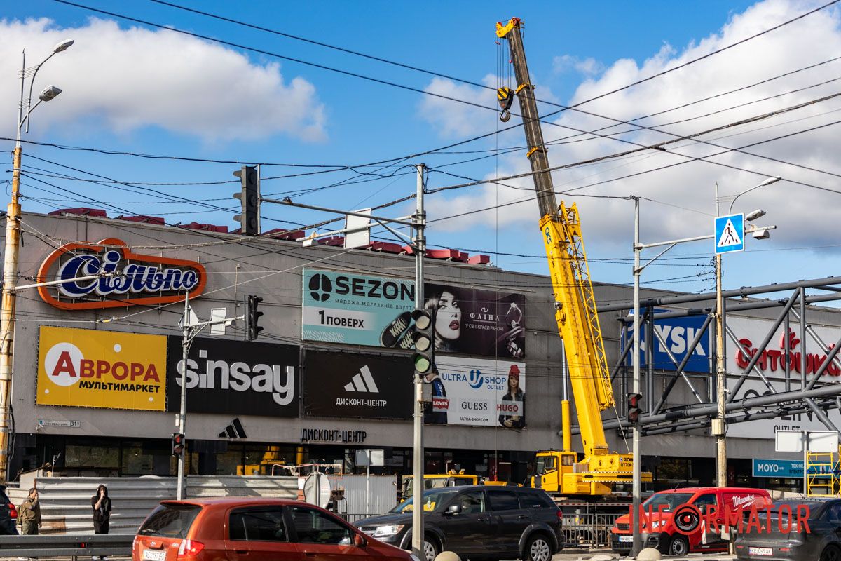 Фото - Дмитрий Дворский У ТЦ «Наша Правда» на Слобожанском проспекте в Днепре установили металлоконструкцию нового перехода: как это выглядит 8