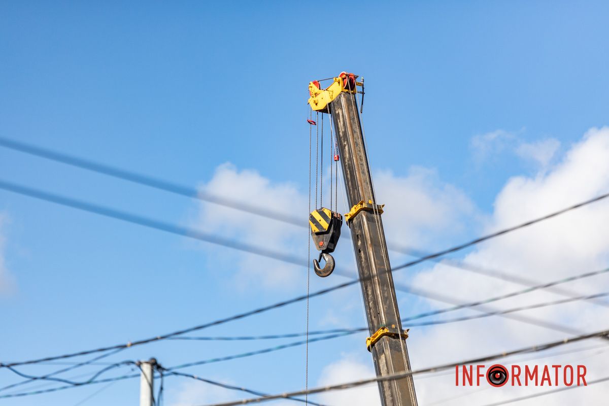 В Днепре смонтировали надземный переход возле ТЦ «Наша Правда У ТЦ «Наша Правда» на Слобожанском проспекте в Днепре установили металлоконструкцию нового перехода: как это выглядит 9