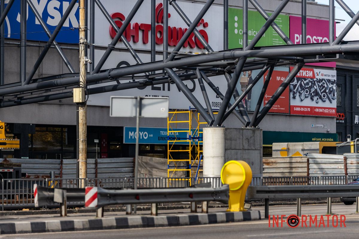 Однако переход еще не был введен в эксплуатацию У ТЦ «Наша Правда» на Слобожанском проспекте в Днепре установили металлоконструкцию нового перехода: как это выглядит 7