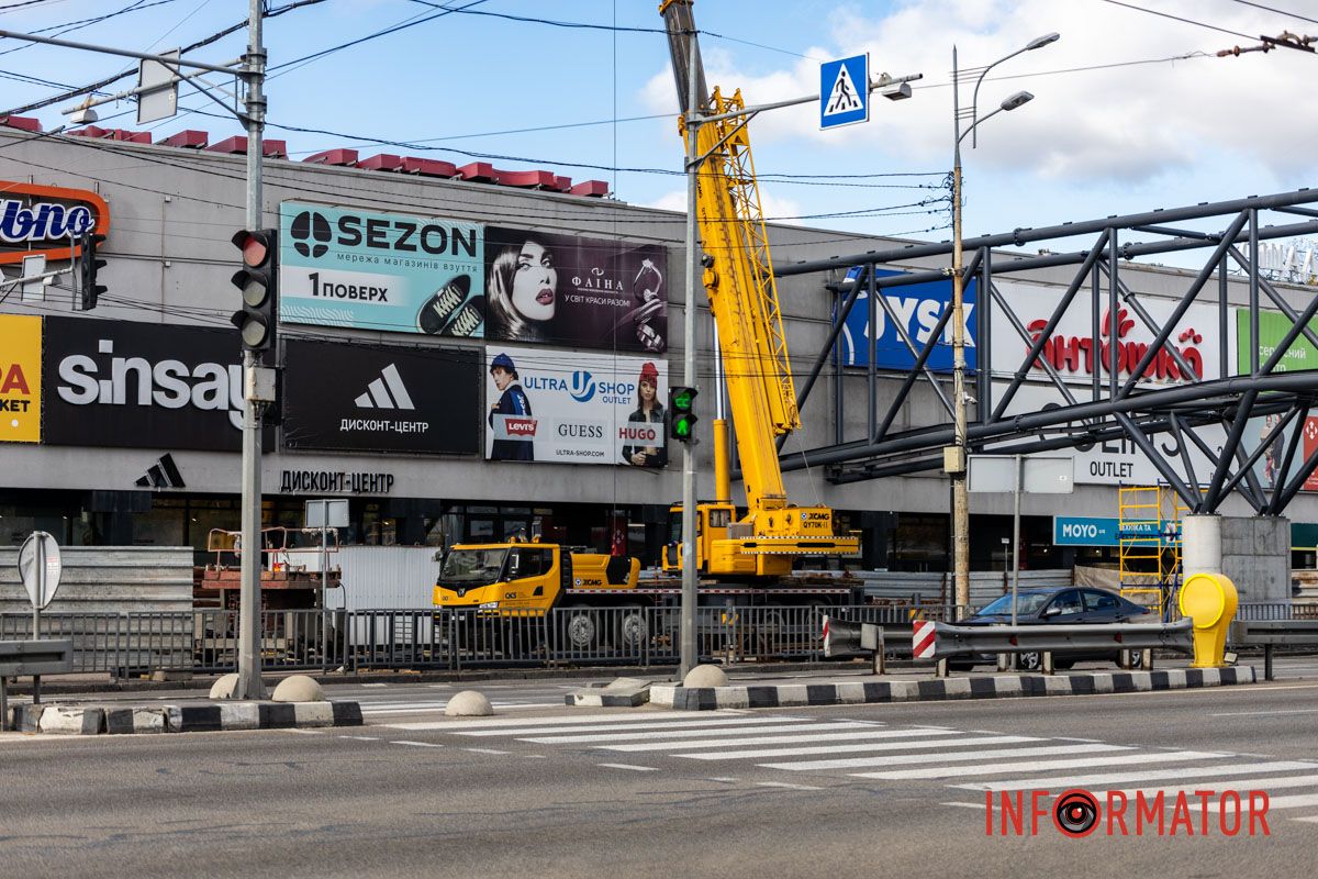 Конструкция уже установлена У ТЦ «Наша Правда» на Слобожанском проспекте в Днепре установили металлоконструкцию нового перехода: как это выглядит 6