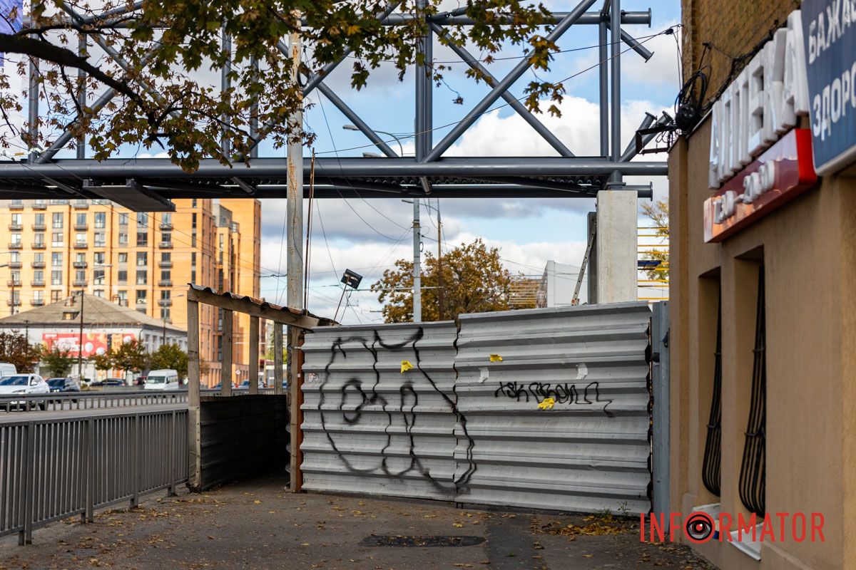 Теперь проезд по проспекту полностью восстановлен У ТЦ «Наша Правда» на Слобожанском проспекте в Днепре установили металлоконструкцию нового перехода: как это выглядит 5