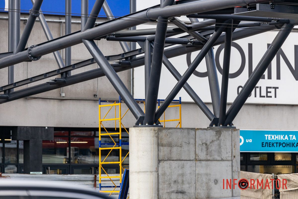 В настоящее время частично перекрывали движение транспорта У ТЦ «Наша Правда» на Слобожанском проспекте в Днепре установили металлоконструкцию нового перехода: как это выглядит 4