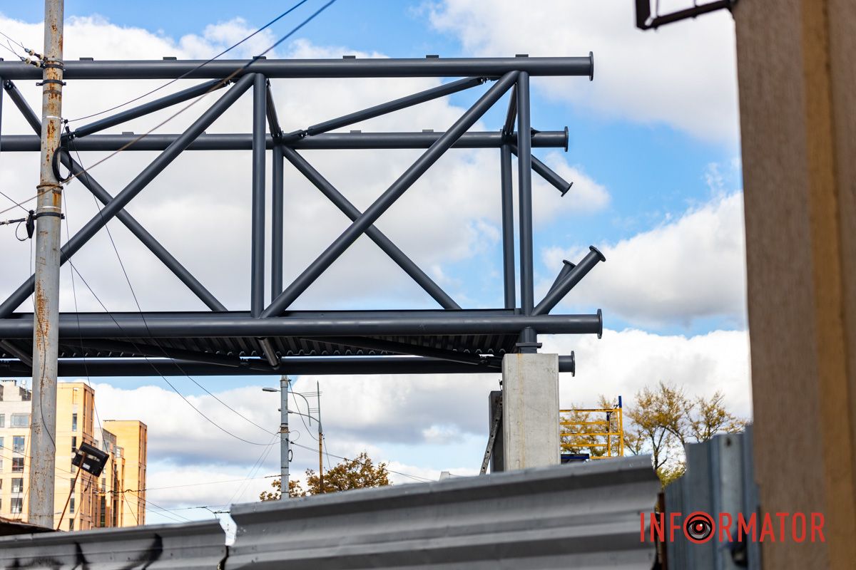 Строительные работы продолжались несколько ночей – с 10 по 13 октября У ТЦ «Наша Правда» на Слобожанском проспекте в Днепре установили металлоконструкцию нового перехода: как это выглядит 3