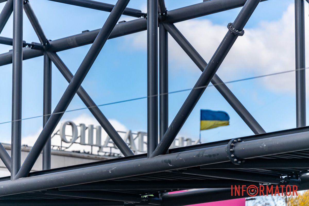 Он расположен возле торгового центра «Наша Правда» У ТЦ «Наша Правда» на Слобожанском проспекте в Днепре установили металлоконструкцию нового перехода: как это выглядит 2