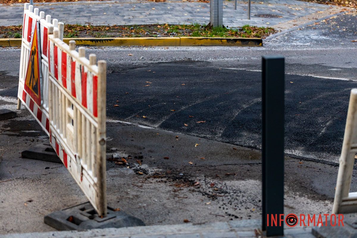 После аварии водители и местные жители неоднократно жаловались на опасность и частые ДТП из-за провала дороги Дождались: в Днепре залатали яму на улице Владимира Вернадского после августовской аварии на водопроводе 4