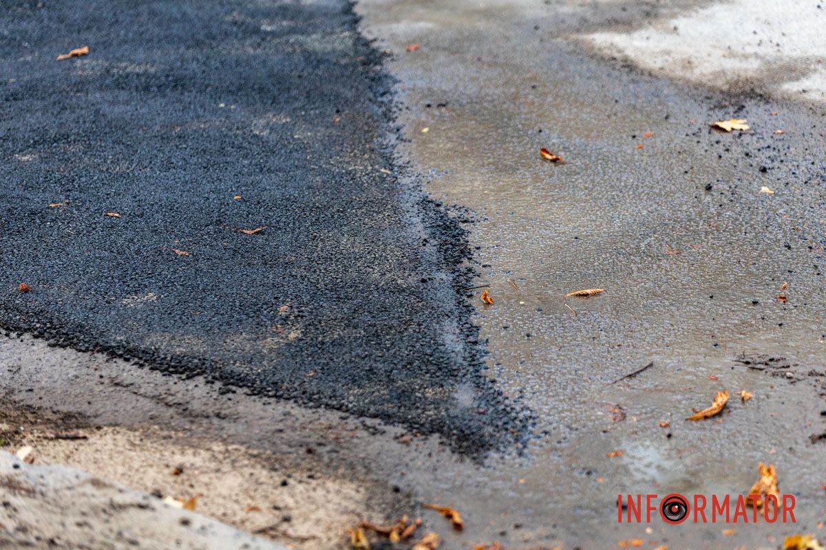 По состоянию на 17:30 ограждение пока осталось Дождались: в Днепре залатали яму на улице Владимира Вернадского после августовской аварии на водопроводе 6