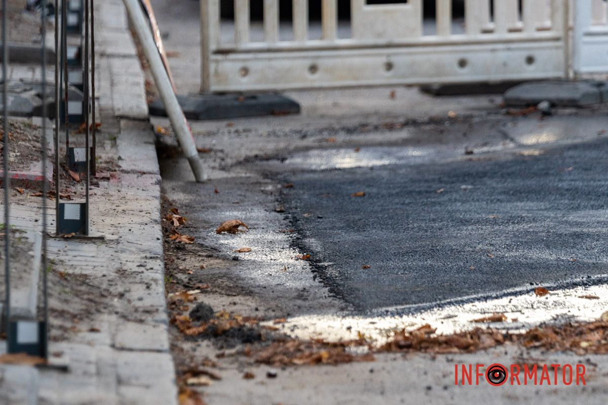 Вероятно, его уберут позже, после окончательного обустройства дороги Дождались: в Днепре залатали яму на улице Владимира Вернадского после августовской аварии на водопроводе 7