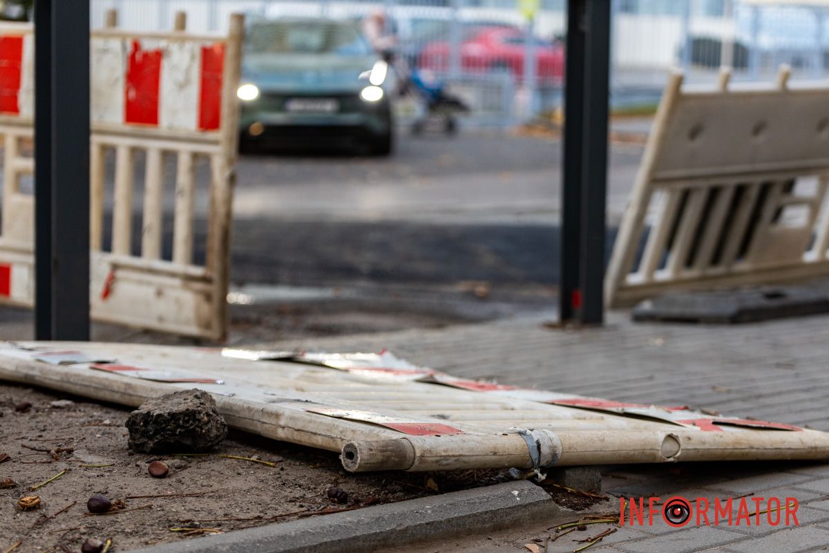 Ранее участок у дороги был огражден Дождались: в Днепре залатали яму на улице Владимира Вернадского после августовской аварии на водопроводе 10
