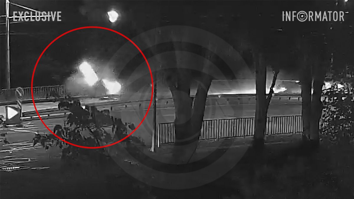 Видео момента: в Днепре на Набережной Заводской после столкновения с другим автомобилем машина перевернулась на крышу и вылетела в ограждение