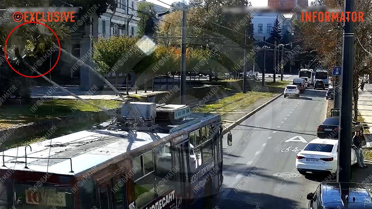 У Дніпрі на Соборній площі тролейбус заблокував рух транспорту: відео моменту